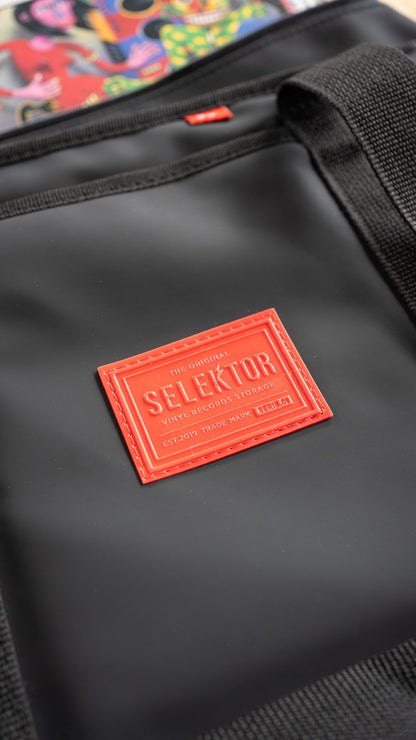 Selektor Messenger Bag, Rubber Black, Front Side, Badge Close Up